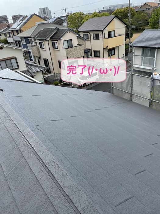 加古川市のテラスハウスの平型スレート屋根で長期雨漏り保証が付いた重ね葺き工事が完了した現場の様子