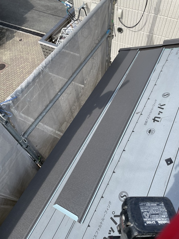 加古川市での屋根カバー工法でIG工業スーパーガルテクトを葺いている様子