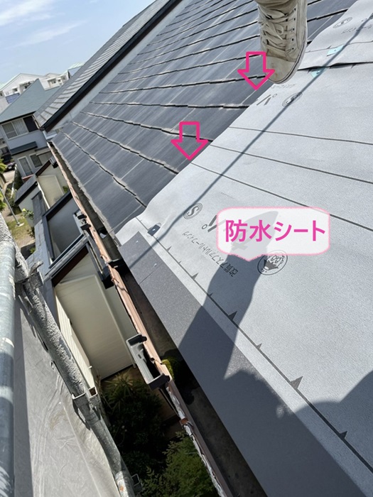 加古川市の平型スレート屋根の重ね葺き工事で防水シートを貼っている様子