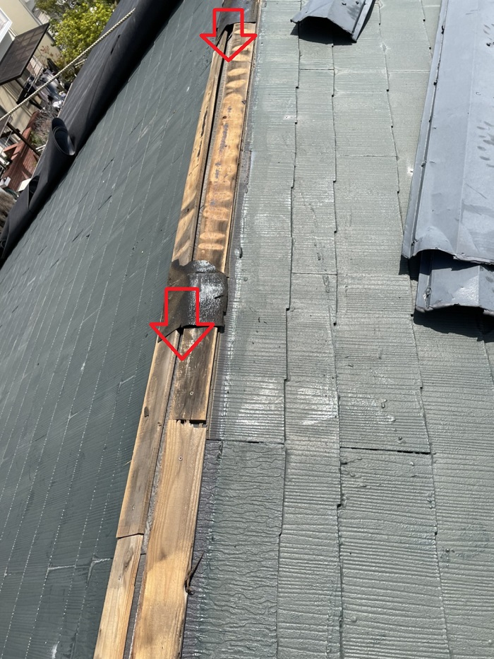 屋根カバー工法で棟板金を撤去している様子