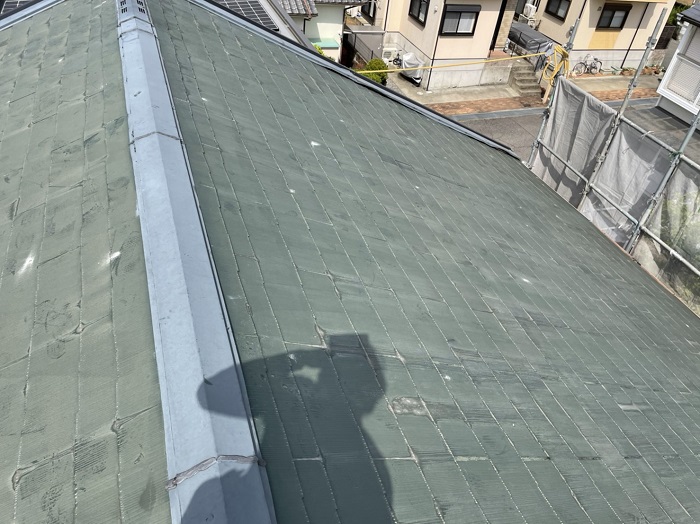 連棟屋根の雨漏りを修理する前のスレート屋根の様子