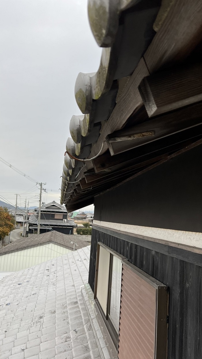 神戸市西区の雨樋交換で既存の雨樋を撤去した様子