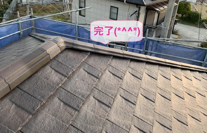 神戸市西区でルーガ鉄平を用いた鳩小屋付きアスベスト屋根の貼り替え工事が完了した現場の様子