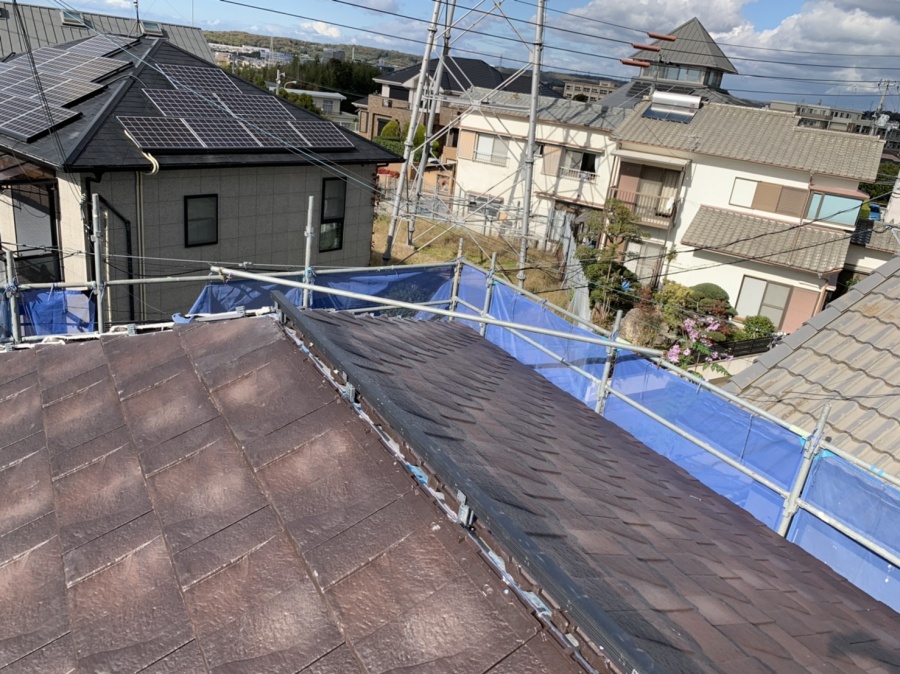 神戸市西区での屋根葺き替え工事で棟木を取り付けている様子