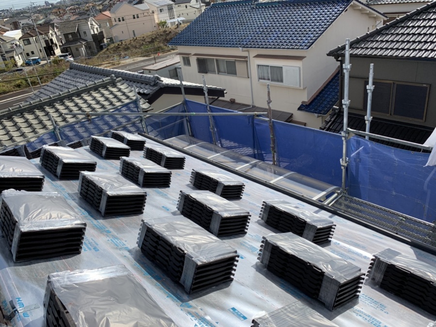 神戸市西区での屋根葺き替え工事で屋根材を配っている様子