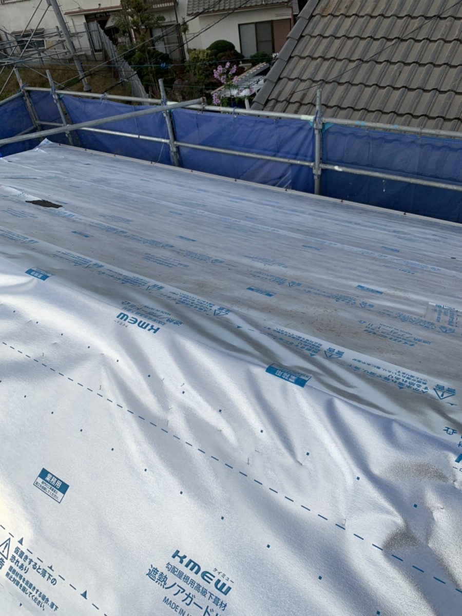 神戸市西区での屋根葺き替え工事で防水シートを貼った様子