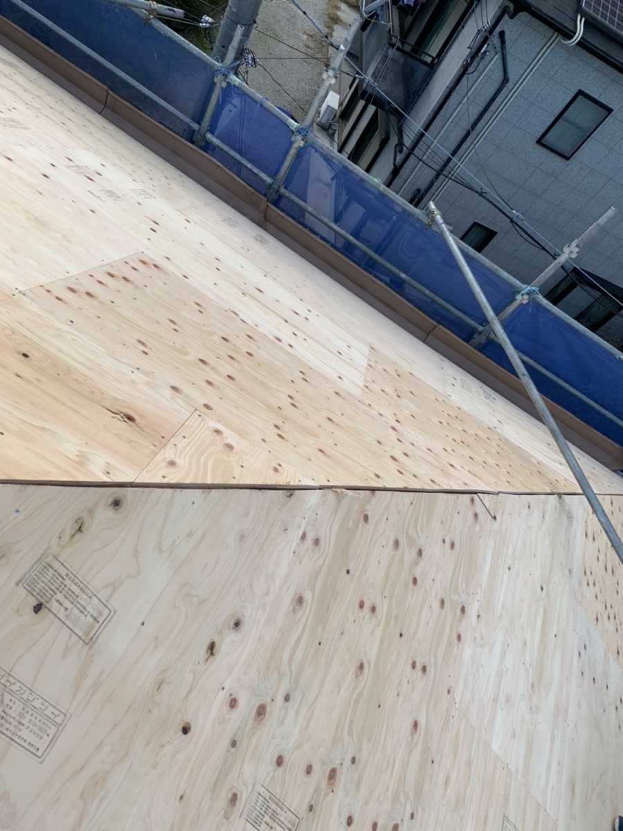 神戸市西区での屋根葺き替え工事で野地板を貼った様子