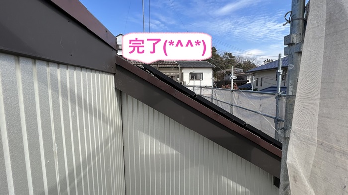 神戸市垂水区で剝がれが酷い窯業系の破風板への板金工事が完了した現場の様子