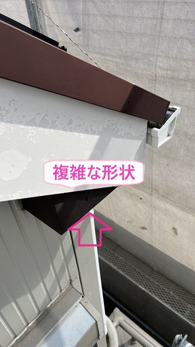 神戸市垂水区の板金工事で複雑な形状部分に加工した板金を取り付けている様子