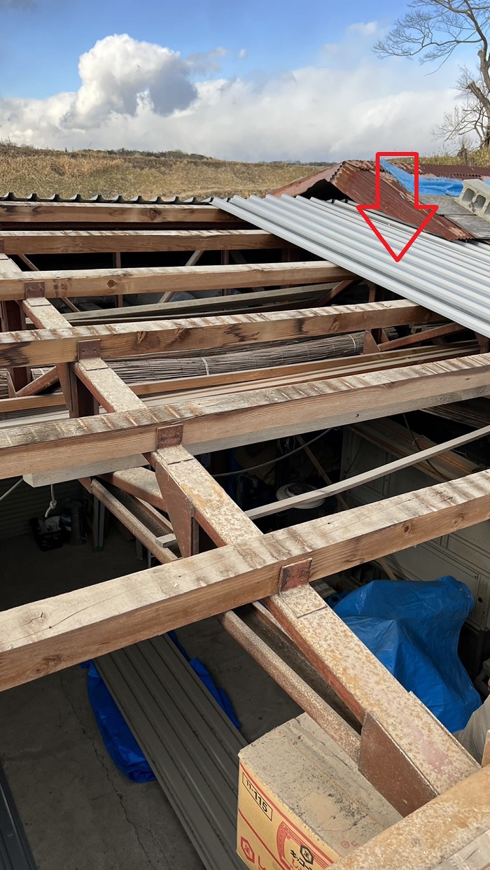 三木市での屋根葺き替え工事でガルバリウム鋼板屋根を葺いている様子