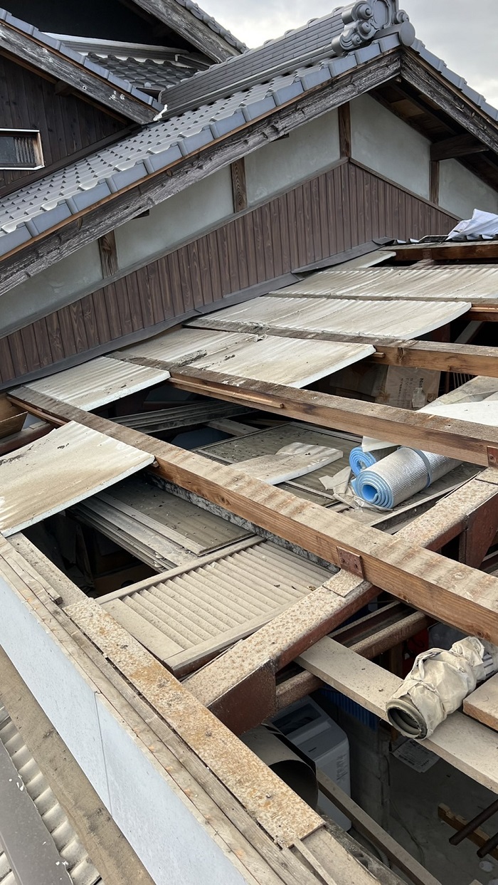 屋根葺き替え工事で小波スレート屋根を撤去した後の様子