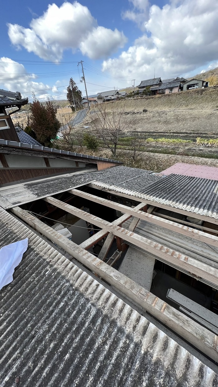 三木市での屋根葺き替え工事で小波スレートを撤去している様子