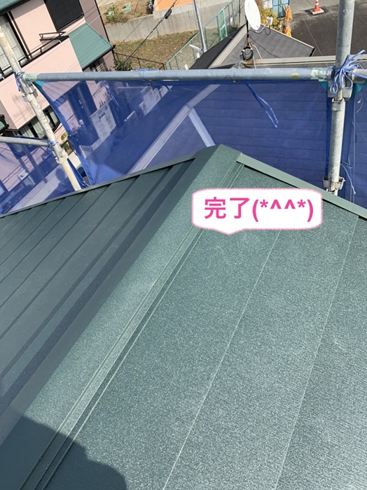 神戸市北区で15年長期雨漏り保証付きのアスベスト屋根材への重ね葺き工事が完了した様子