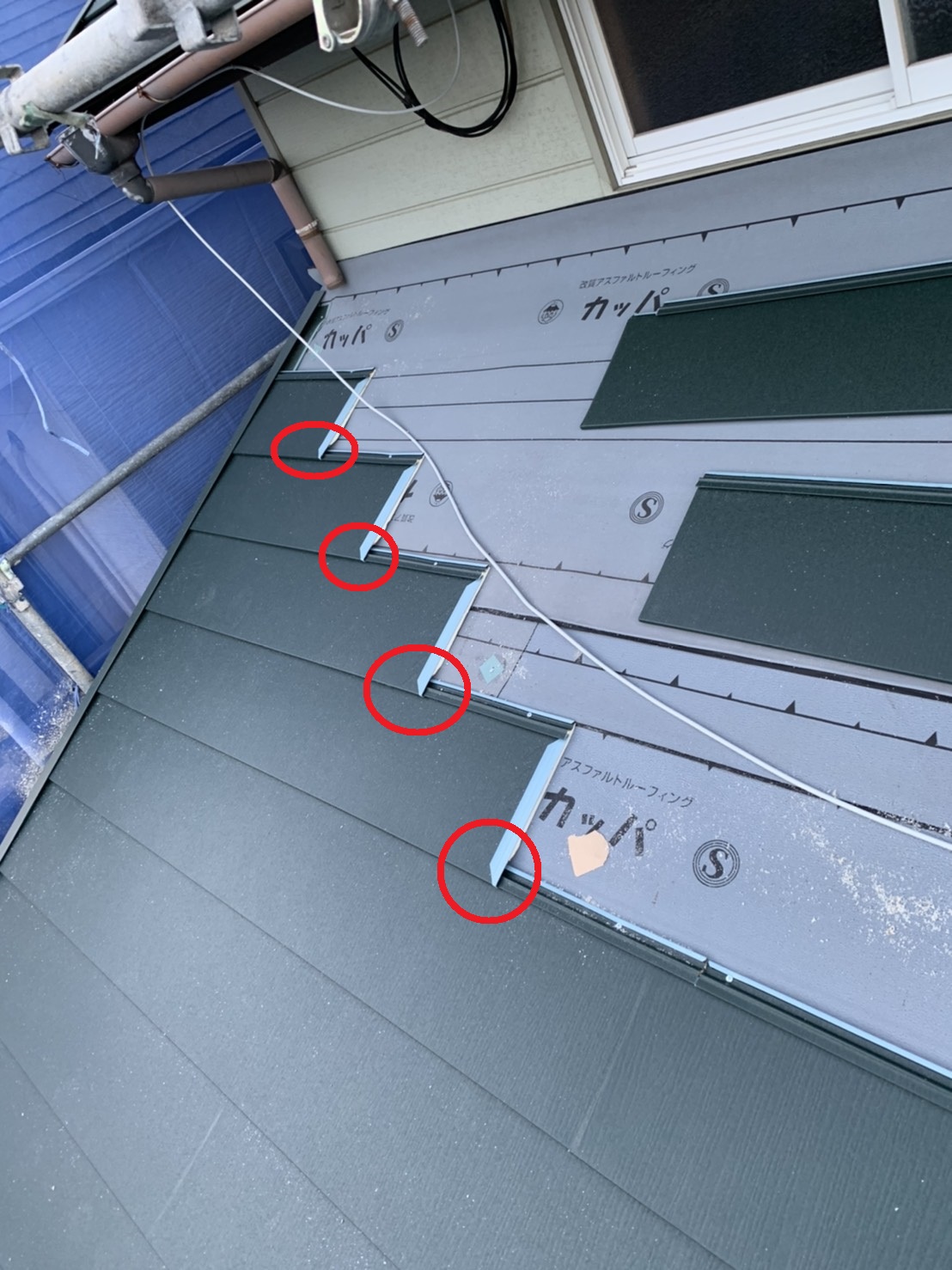 屋根カバー工法でIG工業スーパーガルテクトを葺いている様子