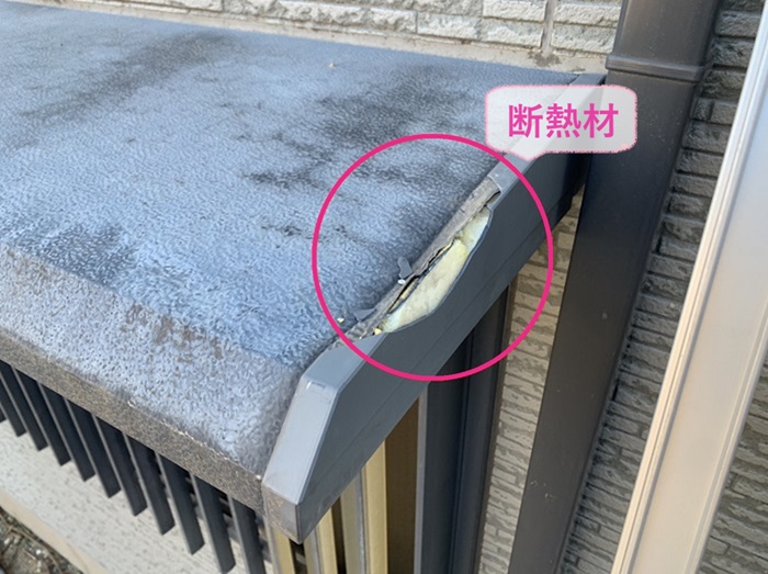 神戸市西区で板金工事する小庇の断熱材が見えている様子