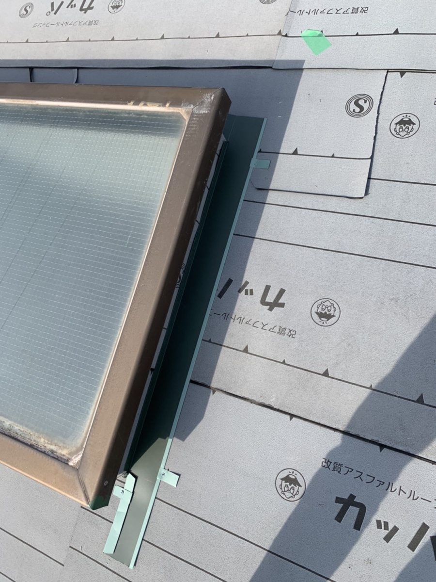 神戸市垂水区での金属屋根葺きで天窓廻りに水切りを取り付けている様子
