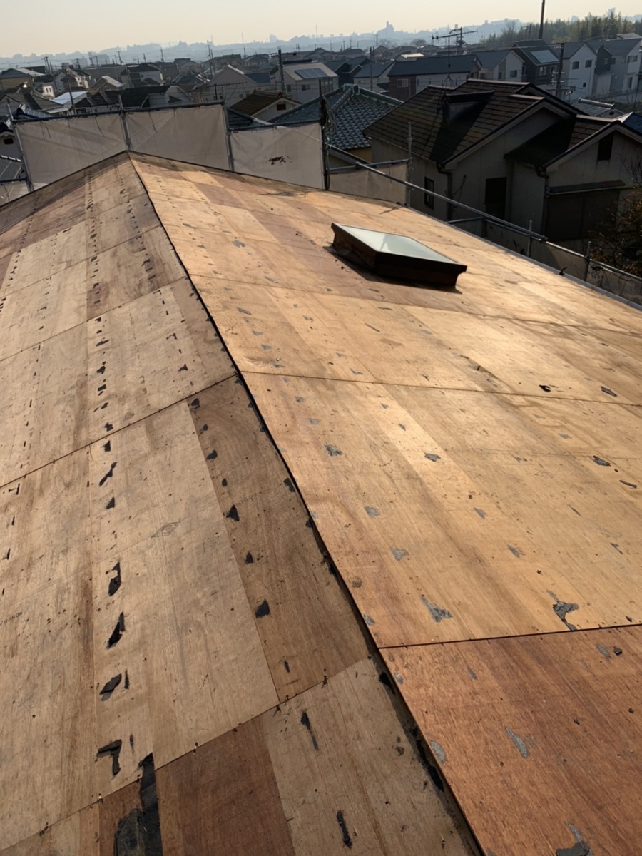 神戸市垂水区での屋根葺き替え工事で既存の野地板の様子