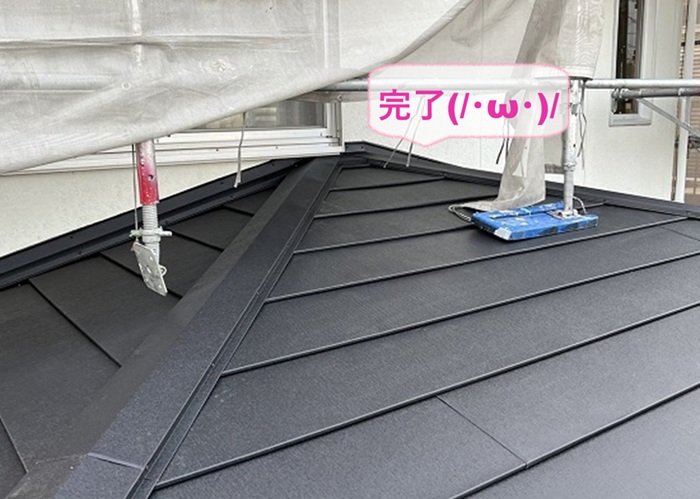 高砂市の緩傾斜な屋根への重ね葺き工事が完了した現場の様子