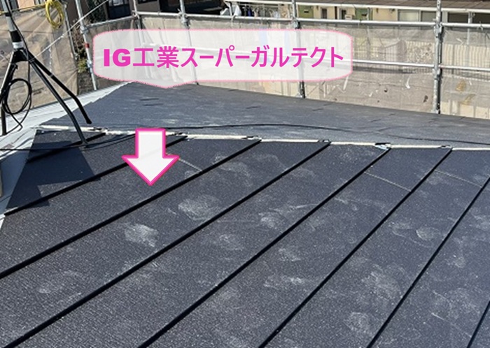 緩傾斜な屋根の重ね葺き工事でIG工業スーパーガルテクトを葺いている様子