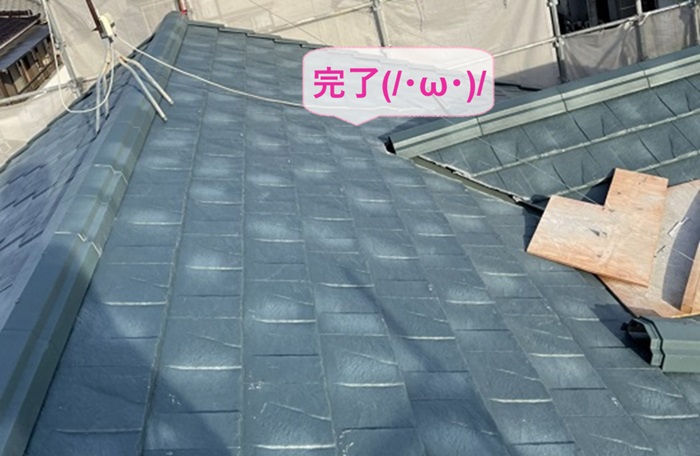 加古川市で複合素材のルーガ鉄平を使用した釉薬瓦の葺き替えが完了した現場の様子