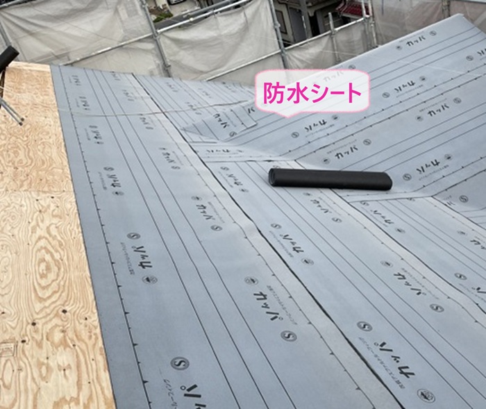雨漏り対策で防水シートを貼っている様子