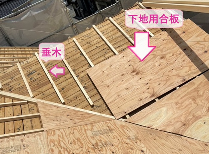 釉薬瓦の葺き替え工事で垂木と下地用合板を取り付けている様子