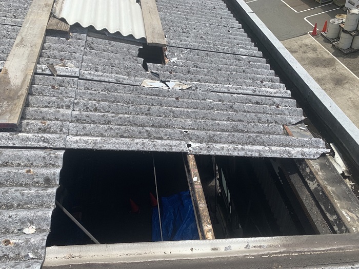 台風被害で破損したスレート屋根を修理する前の様子