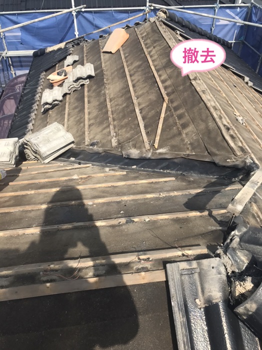 神戸市須磨区で葺き替え工事をする屋根の洋瓦を撤去している様子