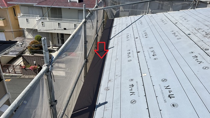 スレート屋根の台風対策カバー工法でIG工業スーパーガルテクトを葺いている様子