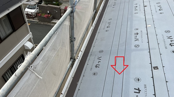 スレート屋根の台風対策で防水シートを貼っている様子