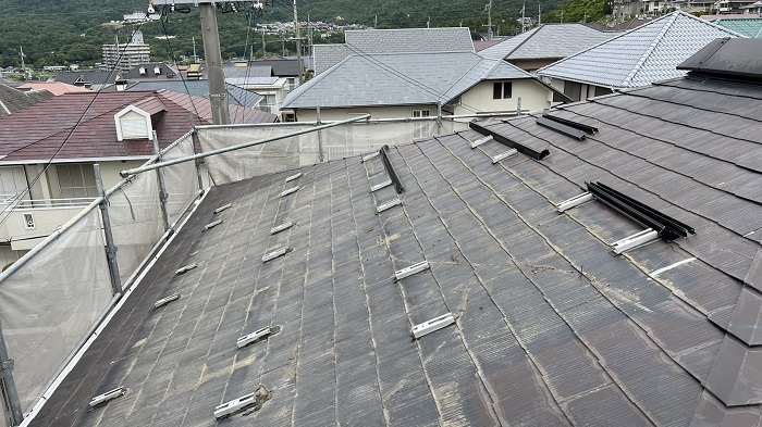 スレート屋根にせっちされている太陽光パネルを撤去した様子