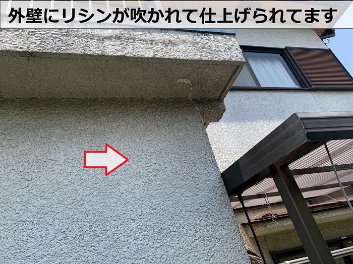 外壁に吹かれたリシン