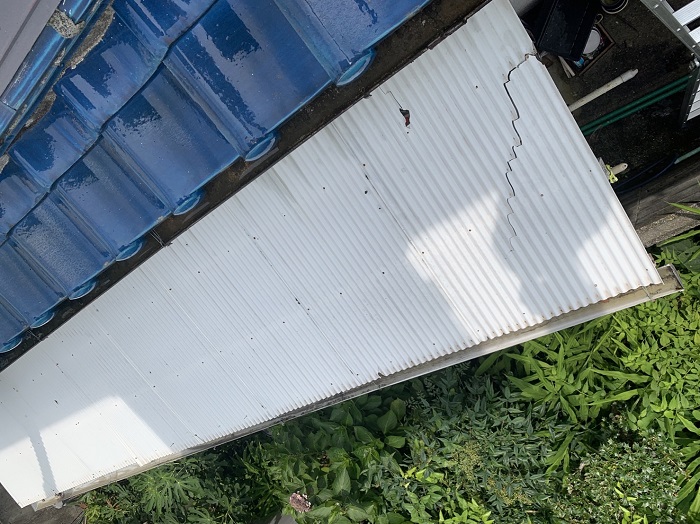 小野市で物置屋根のポリカ波板を交換する前の様子