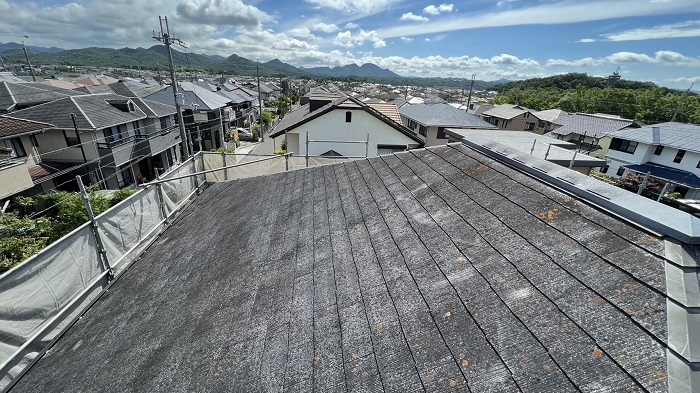 三田市でカラーベスト屋根へのカバー工法を行う前の様子