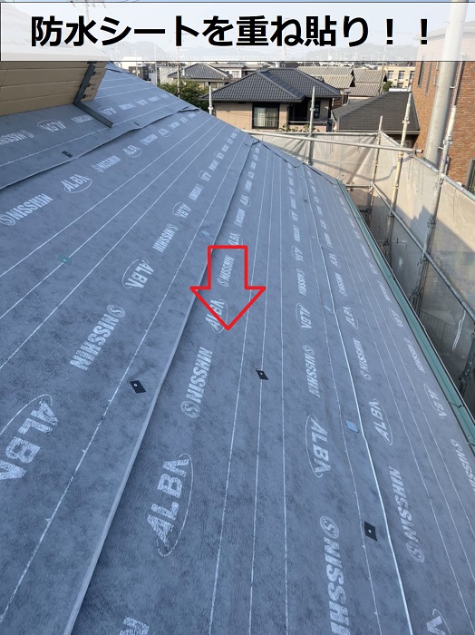 屋根リフォーム工事で防水シートを貼っている様子