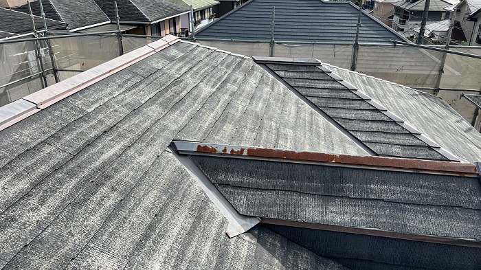 三田市でスレート屋根のカバー工事を行う前の様子