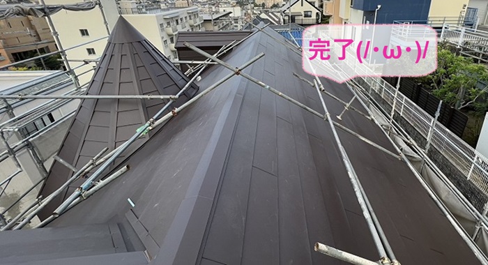 棟板金を取り付けてコロニアル屋根への重ね葺き工事が完了した現場の様子