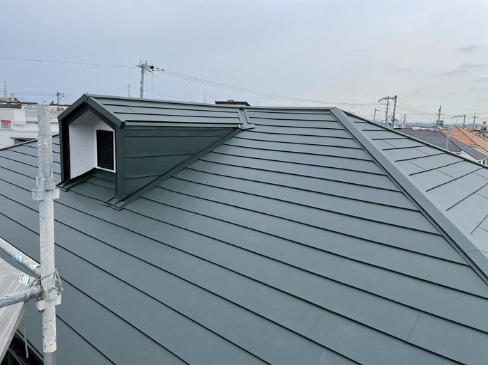 加古川市で屋根カバー工事を行った後のガルバリウム鋼板屋根材