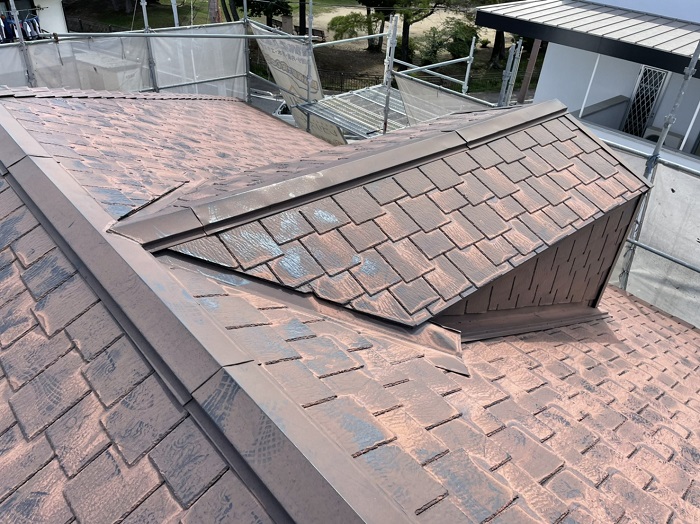 加古川市で屋根カバー工事を行う前のスレート屋根の様子