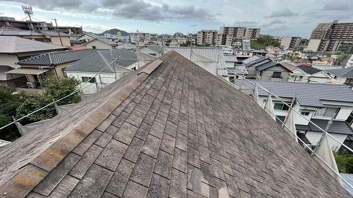 明石市で風災を受けカバー工法する前のカラーベスト屋根