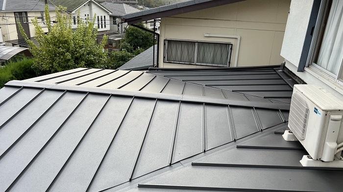 神戸市北区でガルバリウム鋼板屋根材を用いた屋根工事後の様子