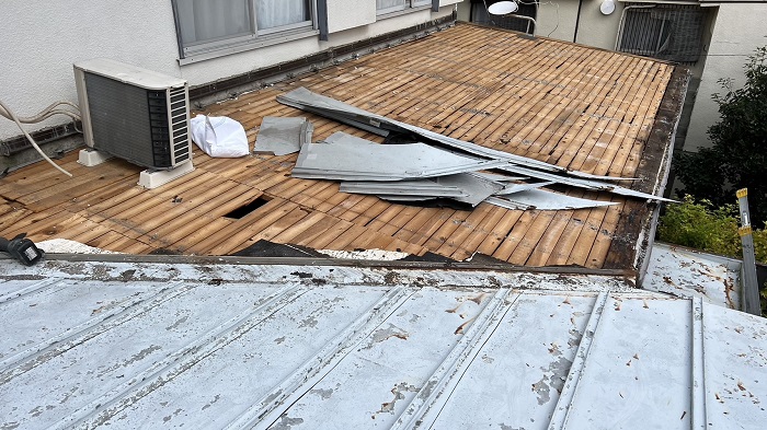 屋根葺き替え工事で金属屋根を撤去している様子