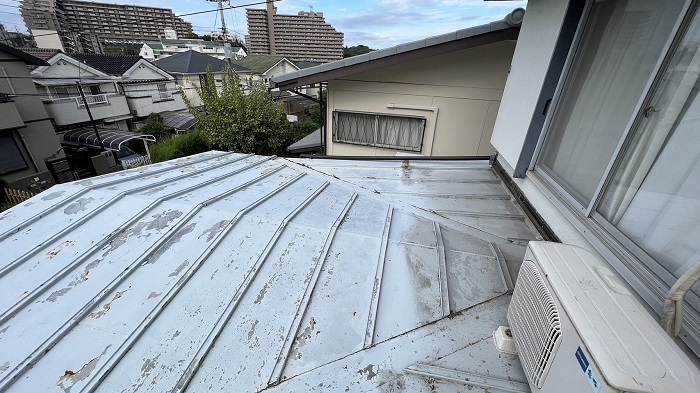 神戸市北区で屋根工事を行う前の金属屋根