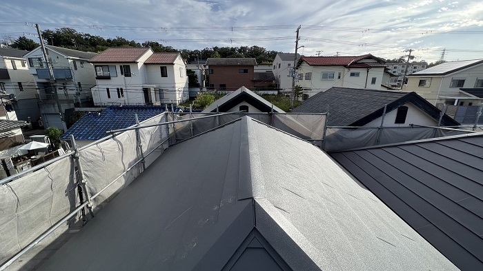 神戸市東灘区で屋根カバー工事を行った後のガルバリウム鋼板屋根材