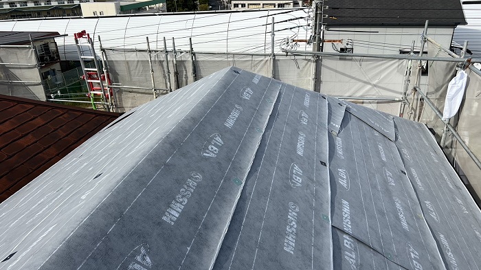 神戸市東灘区での屋根カバー工事で防水シートを貼った様子