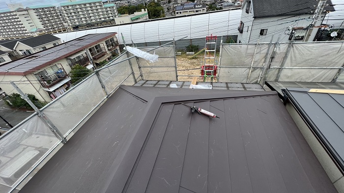 明石市で屋根カバー工事後のガルバリウム鋼板屋根材