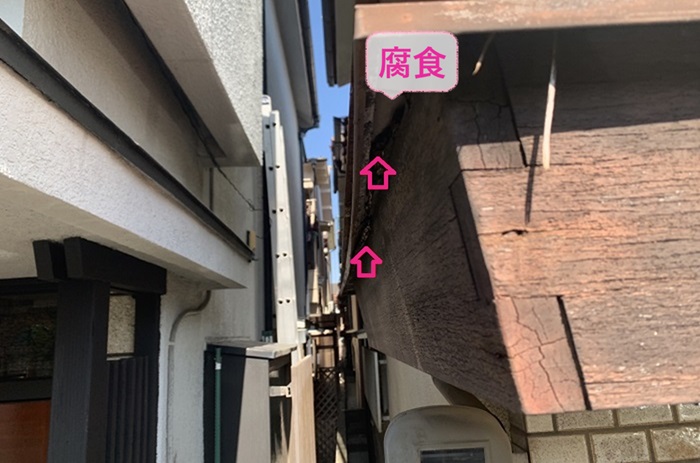 金属屋根の屋根下地が腐食している様子