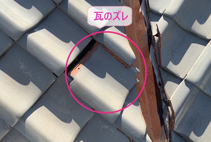 神戸市長田区で貼り替えをする既存の陶器瓦がズレている様子