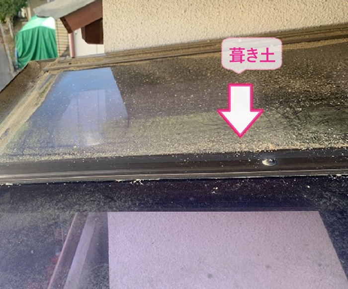 部分改修する軒天からアクリル屋根に土が流れている様子