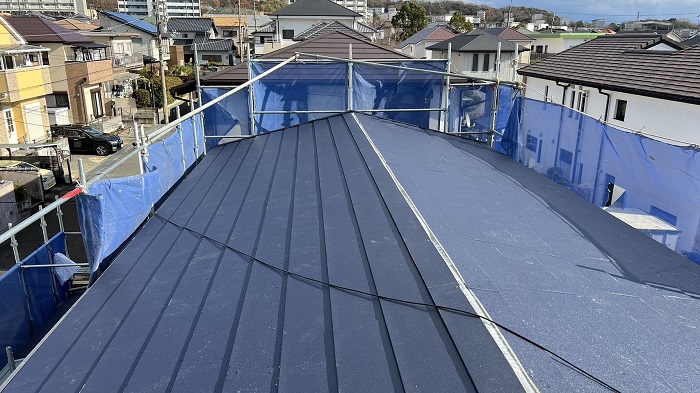 加古郡播磨町での屋根カバー工事でIG工業スーパーガルテクトを葺き終えた様子